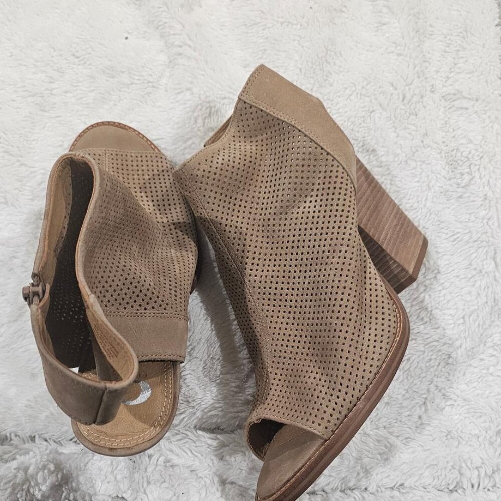Women's Gianni Bini Suede Open Toe Booties - Picture 6 of 9